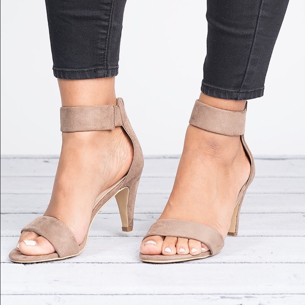 👠 Nude Ankle Strap Sandals - Elisa